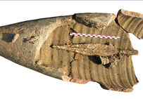 Amphore de la tombe du Mas Vigier, contenant une pointe de lance déposée avec quelques ossements.