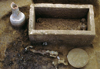 Tombe principale de l'enclos de la Céreirède à Lattes (premier quart du Ier siècle avant notre ère), contenant une amphore...