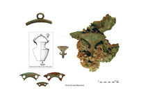 Sélection de fragments pouvant appartenir à au moins deux situles (vases à puiser l'eau) en bronze, dont la forme caractéristique figurée en dessin est nommée « de type Beaucaire ».
