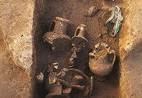 Vue partielle des dépôts dans l'une des tombes du Mas de Vignoles IV à Nîmes (premier quart Ier siècle avant notre ère).