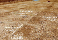 Dimensions et espacements des fosses indiquées en mètres et en multiples du pied romain (29,64 cm).