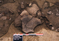 Détail d'un dolium du chai 1 du Petit Clos retrouvé lors de la fouille de 1993, dont une partie importante de la panse et du col se sont effondrés.