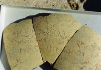 Graffiti sur cruche à engobe blanc (seconde moitié du Ier siècle de notre ère) découverte en 1999 sur le site du Petit Clos.