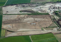 Photographie aérienne du chantier de fouille archéologique de Champ Chalatras aux Martres-d'Artière.
