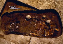 Amphore brisée sur les restes d'un bûcher de la Céreirède à Lattes (IIe siècle de notre ère).