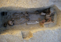 Dépôt d'amphore brisée et incomplète dans une inhumation de Céreirède à Lattes (IIIe siècle de notre ère).