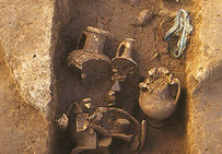 Vue partielle des dépôts dans l'une des tombes du Mas de Vignoles IV à Nîmes (premier quart Ier siècle avant notre ère). 