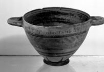 Tasse corinthienne à décor géométrique, céramique, Grèce, VIesiècle av. notre ère. Musée des Beaux-Arts, Lyon. 