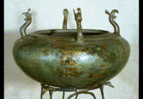 Bassin et trépied étrusques en bronze provenant du tumulus de Sainte-Colombe-sur-Seine (Côte-d'Or), VIe siècle av. notre ère.   Musée du pays châtillonnais, Châtillon-sur-Seine. 