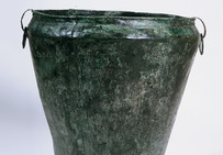 Situle étrusque en bronze martelé provenant du tumulus de Poiseul-la-Ville (Côte-d'Or), VIIe siècle av. notre ère.   Musée du pays châtillonnais, Châtillon-sur-Seine. 