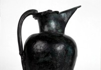OEnochoé étrusque en bronze provenant de la tombe de Vix (Côte d'Or), VIe siècle av. notre ère.   Musée du pays châtillonnais, Châtillon-sur-Seine. 
