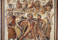 Hercule ivre est soutenu par un jeune satyre et une bacchante. En haut, Bacchus et son thiase, à gauche un cratère rempli de vin et un rython (vase à boire).   Musée gallo-romain de Lyon-Fourvière. 