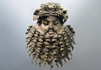 Applique  d'anse en bronze représentant une tête de Silène, personnage mythologique  appartenant au thiase de Dionysos, Ier siècle av. notre ère. Musée  archéologique, Nice-Cimiez.