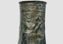 Situle du Luristan : scène de banquet avec un personnage présentant un vase à boire, Xe-IXe siècle av. notre ère, bronze.