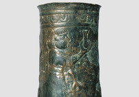 Situle du Luristan : scène de banquet avec un personnage présentant un vase à boire, Xe-IXe siècle av. notre ère, bronze.