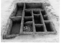 Vue générale de la tombe, depuis l'ouest, avec en premier plan la chambre 10, qui contenait le plus de jarres,et la chambre 7 attenante.