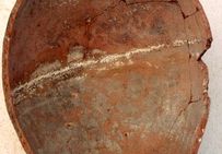 Le résidu jaunâtre barrant l'intérieur de cette jarre en terre, vieille de plus de 5 000 ans, peut attester la présence de vin.