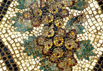 Grappe de raisin, fin IIe siècle de notre ère, détail de la Mosaïque au rafraîchissoir, Sainte-Colombe-les-Vienne.  Musée gallo-romain de Saint-Romain-en Gal, Vienne.