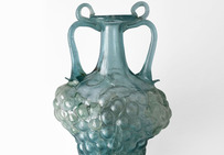 Flacon de verre en forme de grappe, IIe siècle de notre ère, provenant de la nécropole des Dunes à Poitiers. Musée Sainte-Croix, Poitiers.