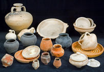 Gobelets à boire parmi différents récipients servant à la préparation culinaire fabriqués à Brumath aux IIe et IIIe siècles.Musée archéologique de Brumath.