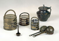 Service à banquet de la tombe gauloise d'Antran (Vienne) : seaux en bois cerclés de bronze, patère, cruche, puisette et passoire à filtrer le vin, Ier siècle de notre ère. Musée de la Ville de Poitiers.