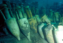 Amphores in situ dans l'épave, découverte en 1967, d'un voilier de commerce ayant fait naufrage dans les années 75-60 av. notre ère...