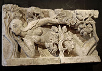 La tentation d'Eve, provenant du linteau du portail de la cathédrale Saint-Lazare d'Autun (Saône-et-Loire), bas-relief attribué à Gislebertus, vers 1130.Musée Rolin.