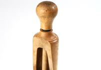 Boucheuse à vin manuelle.Musée Valaisan de la Vigne et du Vin, Salgesch (Suisse).