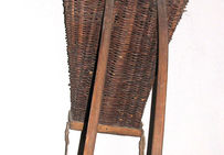 Hotte en noisetier tressé, début XXe siècle. Musée régional d'Auvergne, Riom Communauté.