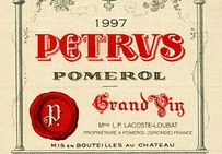 Étiquette de Pétrus, 1997. Pétrus, un vin de la région viticole de Pomerol, est l'un des plus grands vins de Bordeaux.