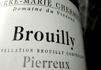Étiquette de Brouilly, Beaujolais.Le vin de Brouilly est l'un des dix crus du Beaujolais, vignoble qui s'étire sur 50 kilomètres, du nord de Mâcon au sud de Lyon.