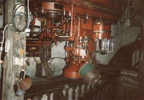 Machine àembouteiller installée chez un négociant dans les années 1970-1980.