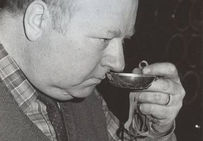 Dégustation de vin à l'aide d'un tastevin. Pour déguster le vin et suivre l'évolution de la vinification, le vigneron ou le maître de chai prélève le liquide du tonneau à l'aide d'une pipette puis le verse dans une tasse à vin, le tastevin.