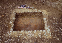 Bassin rectangulaire de Saint-Georges des Coteaux, probablement utilisé pour le foulage. On remarque, au centre, la cupule aménagée dans le fond, destinée à faciliter la vidange et le curage du bassin.