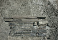 Vue du dessus des éléments de pressoir in situ.